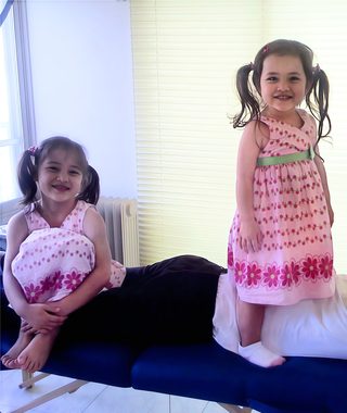 芦屋市 Ease Garden の子ども整体を受ける女の子たち